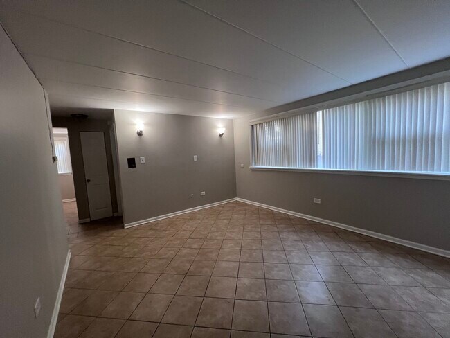 Building Photo - 10931 S Lloyd Dr