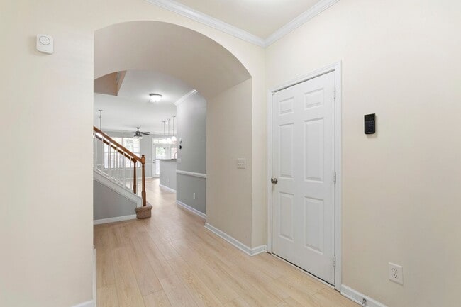 Building Photo - Charming 2-Bedroom Townhome in Desirable R...