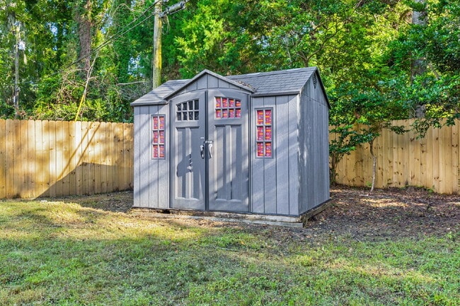 Building Photo - 3 bed 1 bath ranch with large storage/workshop building