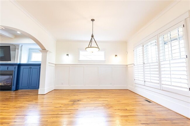 Building Photo - 2288 Oakview Rd NE