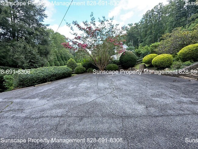 Building Photo - Spacious home in Fairview NC