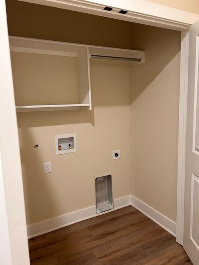 Building Photo - 483 E Harper St