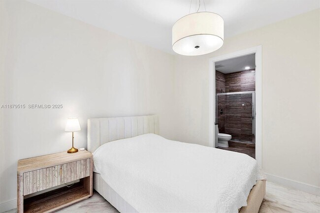 Building Photo - 16001 Collins Ave