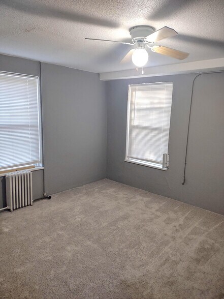 Building Photo - 700 W 17th St