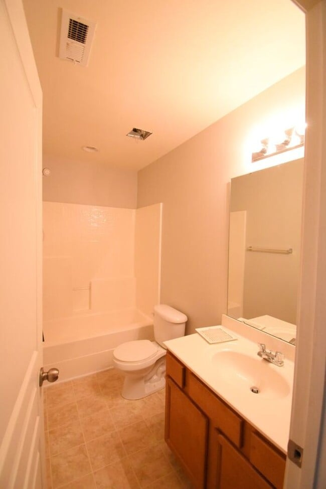 Building Photo - Beautiful 3BR 2.5BA Home w/ Community Pool Access in Calloway Glen