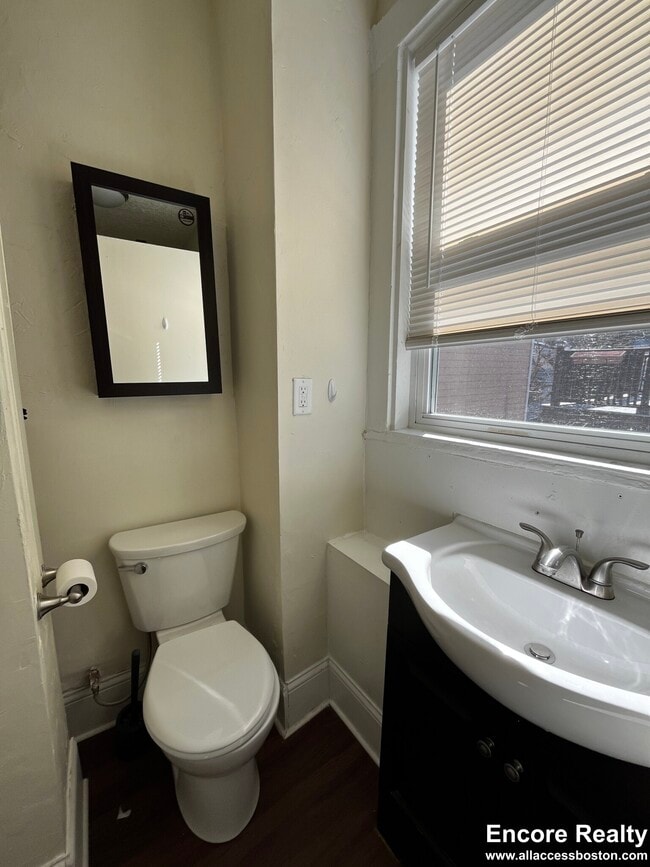 Building Photo - 100 River St