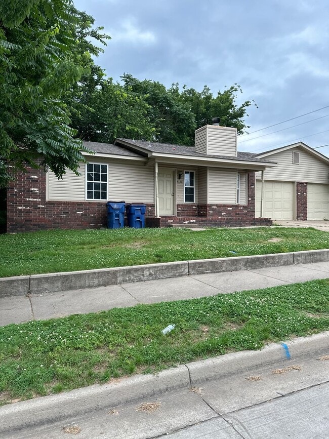 Building Photo - Kinkead Duplex