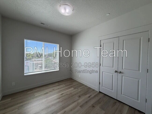 Building Photo - 2874 Kiesel Ave