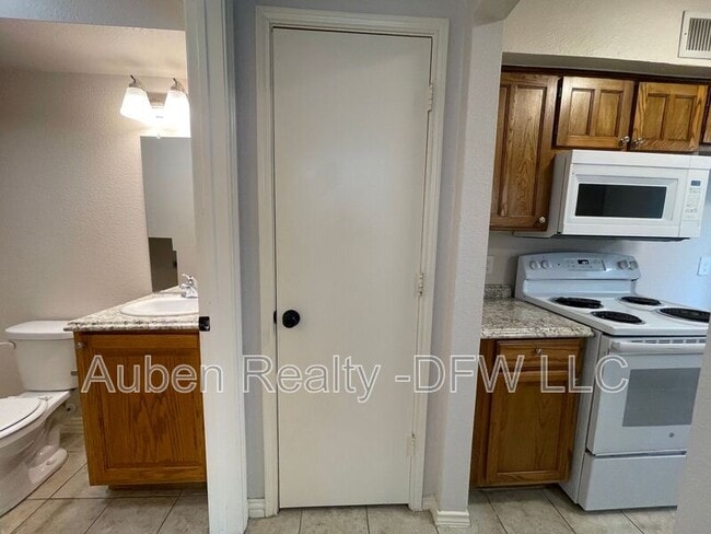 Building Photo - 5516 Lewis Ct