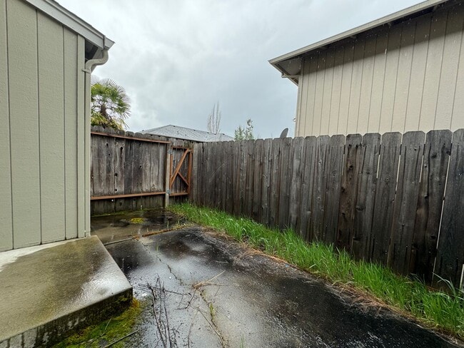 Building Photo - Townhouse in NE Grants Pass, Close to Shop...