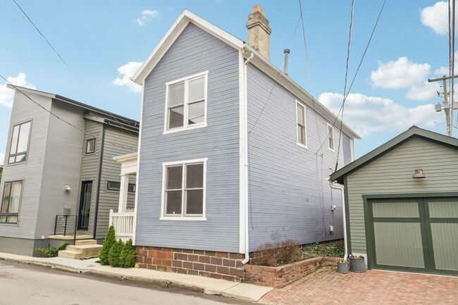 Building Photo - 565 Lathrop St