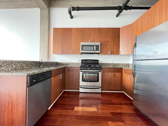 Building Photo - 320 E 21st St