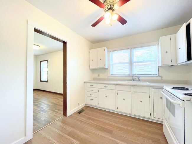 Building Photo - 2 Bedroom Home With Fenced in Yard