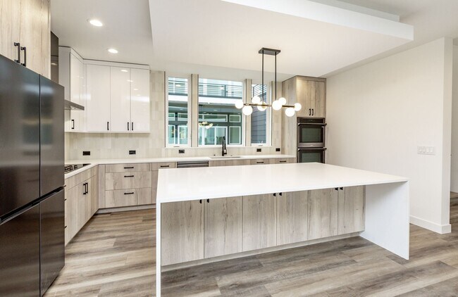 Building Photo - Edgewood Stunner