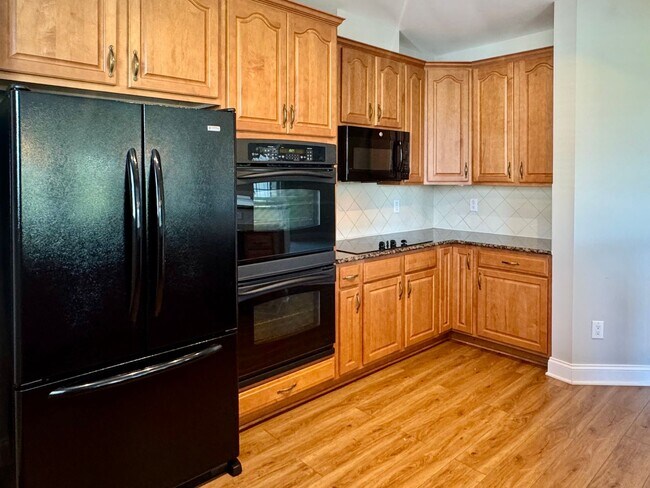 Building Photo - 2 Bedroom | 2 Bathroom Corner Unit Townhom...