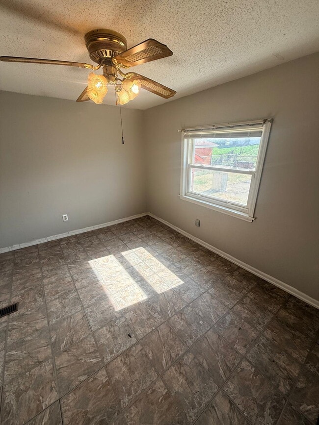 Building Photo - "Charming 3-Bed, 1 bath Retreat with Beautiful Floors on Laura Avenue!"