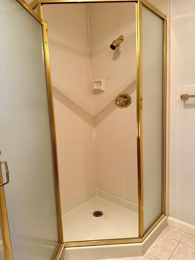 Building Photo - 2 bedroom, 2.5 bathroom townhouse with pri...