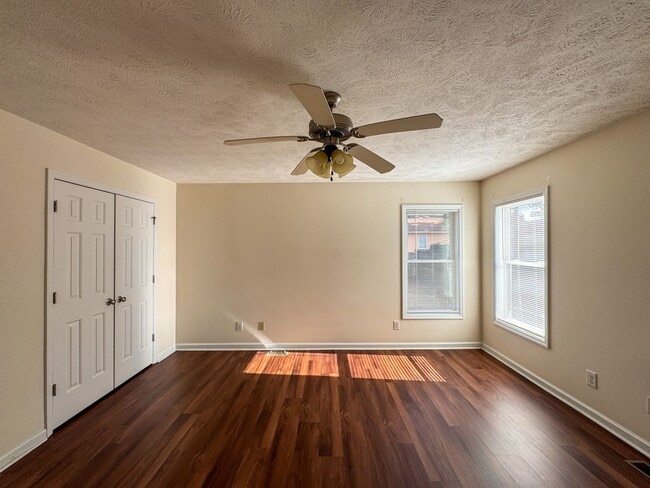 Building Photo - 3 Bed 2 Bath Home with Fenced Backyard