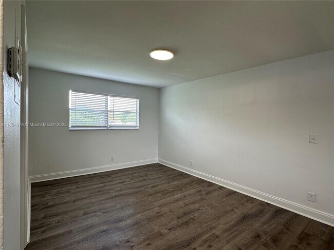 Building Photo - 5661 SW 36th Ct