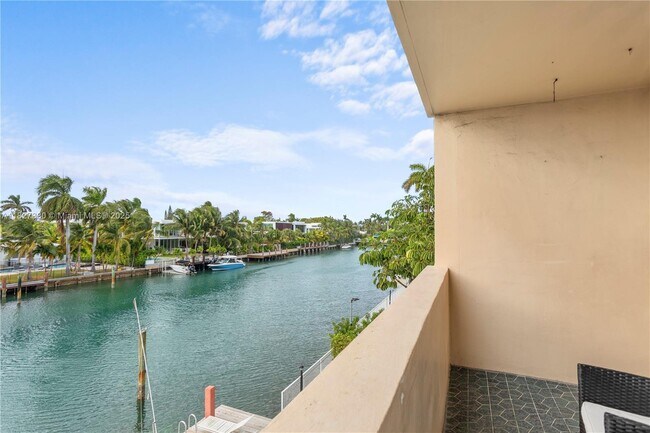 Building Photo - 9440 W Bay Harbor Dr