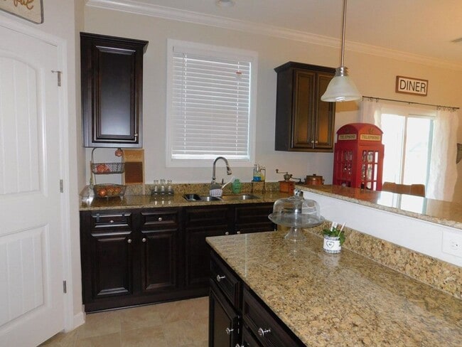 Building Photo - CUTE 4 BEDROOM AVAILABLE NOW