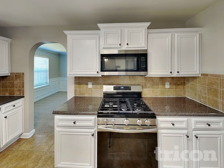 Building Photo - 684 Emporia Loop