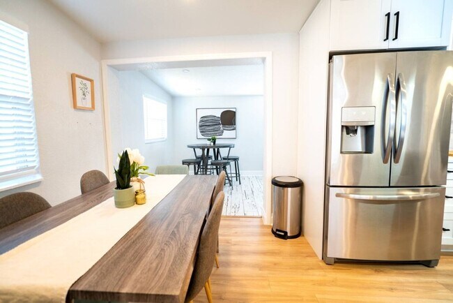 Building Photo - Chic & Stylish  Central location