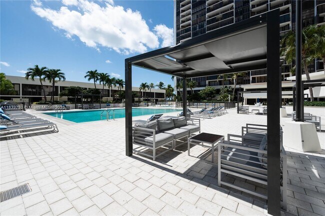 Building Photo - 1925 Brickell Ave