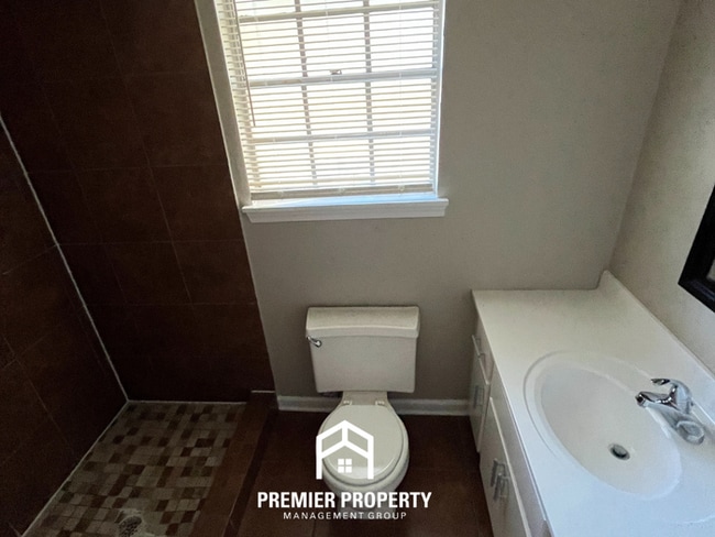 Building Photo - 1601 Favell Dr