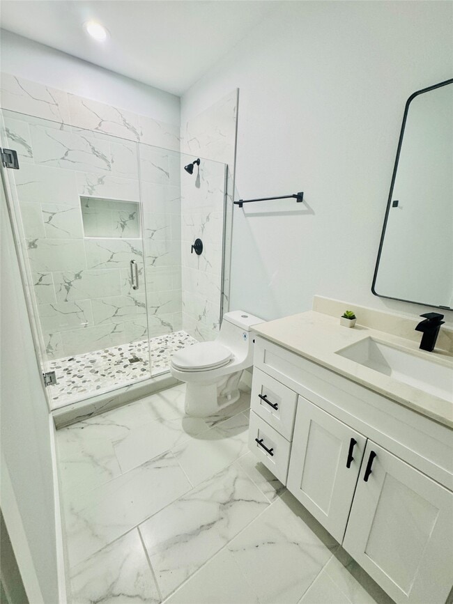 Building Photo - 867 S Victory Dr