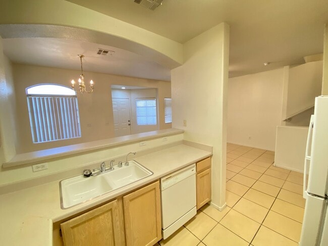 Building Photo - Charming 2Bed/3Bath/w/Garage, Home located in Summerlin