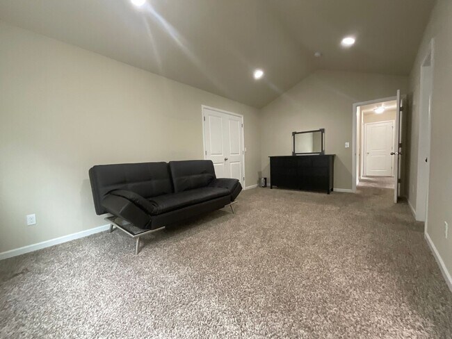 Building Photo - Spacious 4 bedroom Home