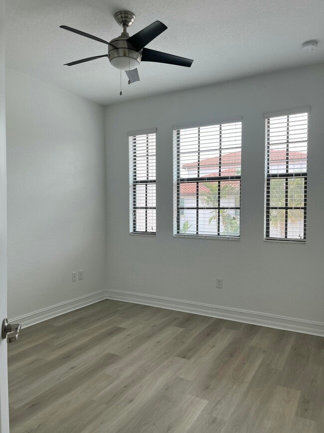 Building Photo - 1393 SW 115th Ave