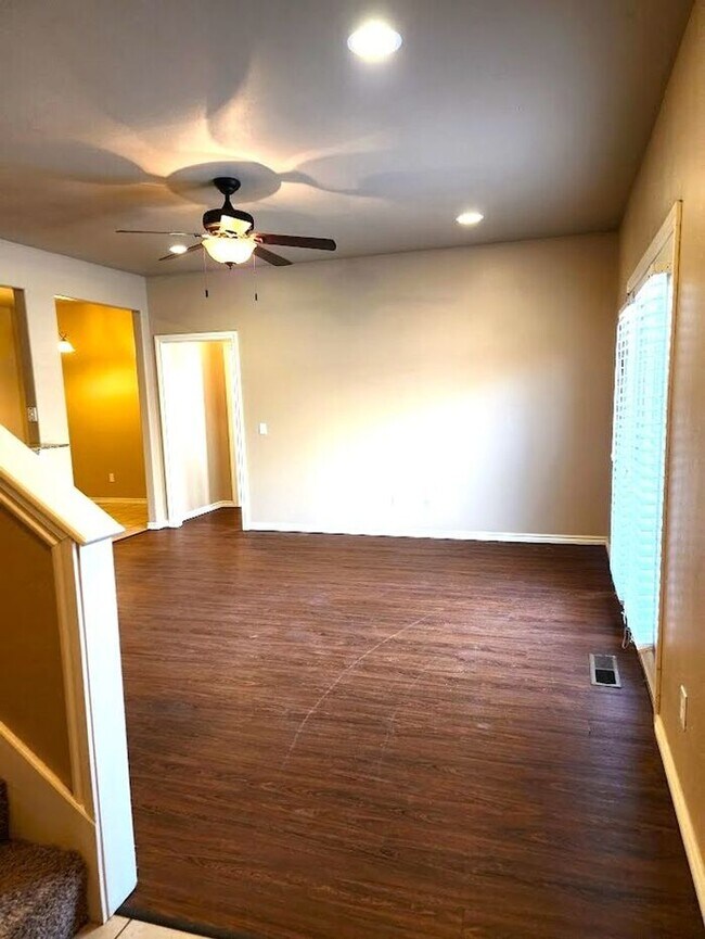 Building Photo - 4 Bed 2 Bath 2 Car Duplex in the Oxford Park Addition in Edmond