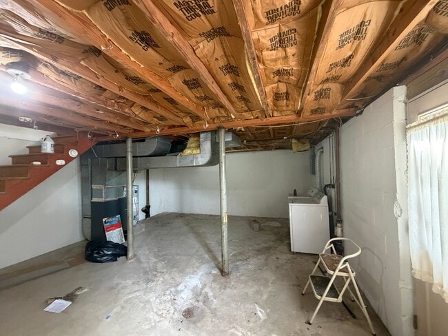 Building Photo - 825 Kerns Ave SW
