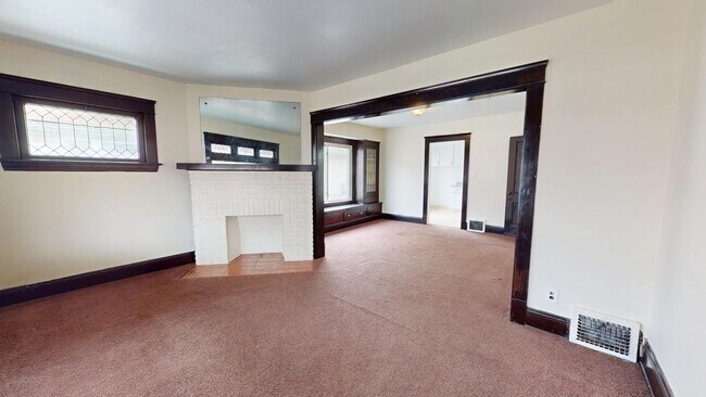 Building Photo - 2 bedroom/1 bath (upper unit)- 1ST MONTH FREE IF LEASE SIGNED BY 10/15