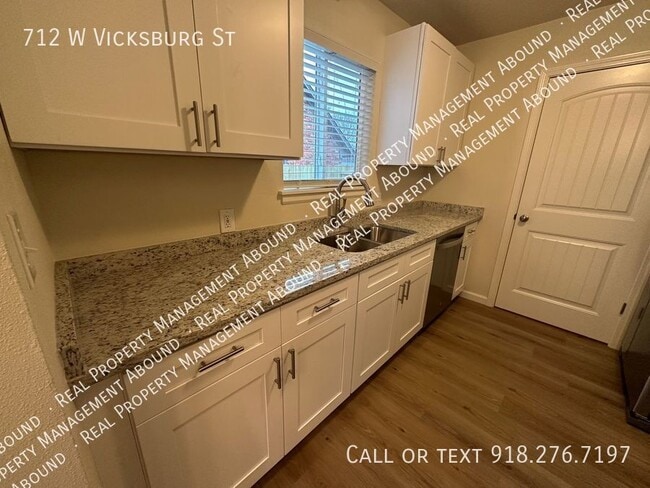 Building Photo - 712 W Vicksburg St