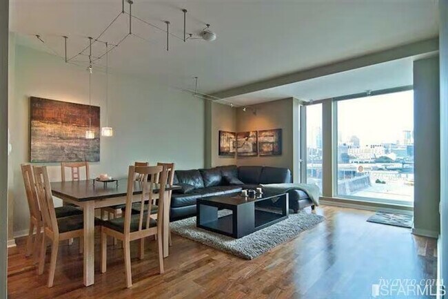 Building Photo - 555 4th St