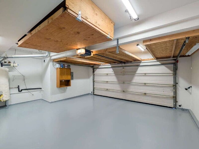 Building Photo - 11625 Center Rd