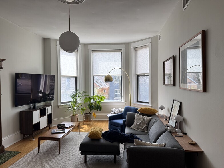 Den - 2459 N Albany Ave