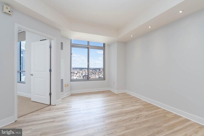 Building Photo - 675 S President St