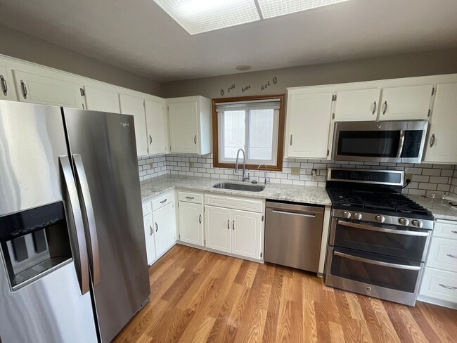 Building Photo - Updated Kitchen!