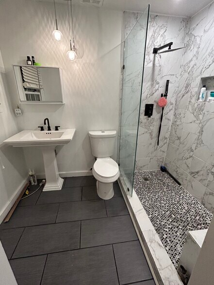 Building Photo - 6520 Roswell Rd