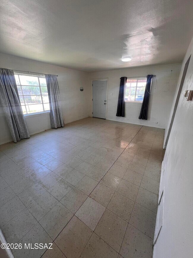Building Photo - 2617 S Norton Vista