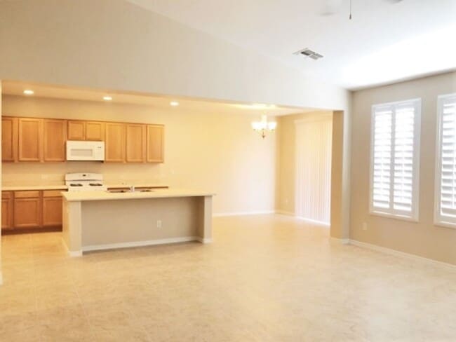 Building Photo - Beautiful 4 Bedroom / 2 Bath, in North Pho...