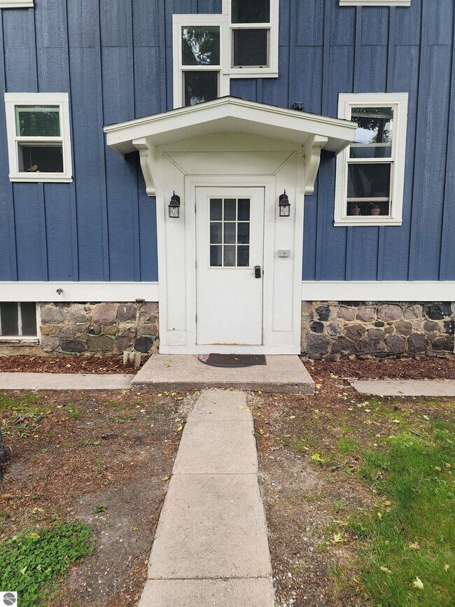 Building Photo - 620 W Ninth St