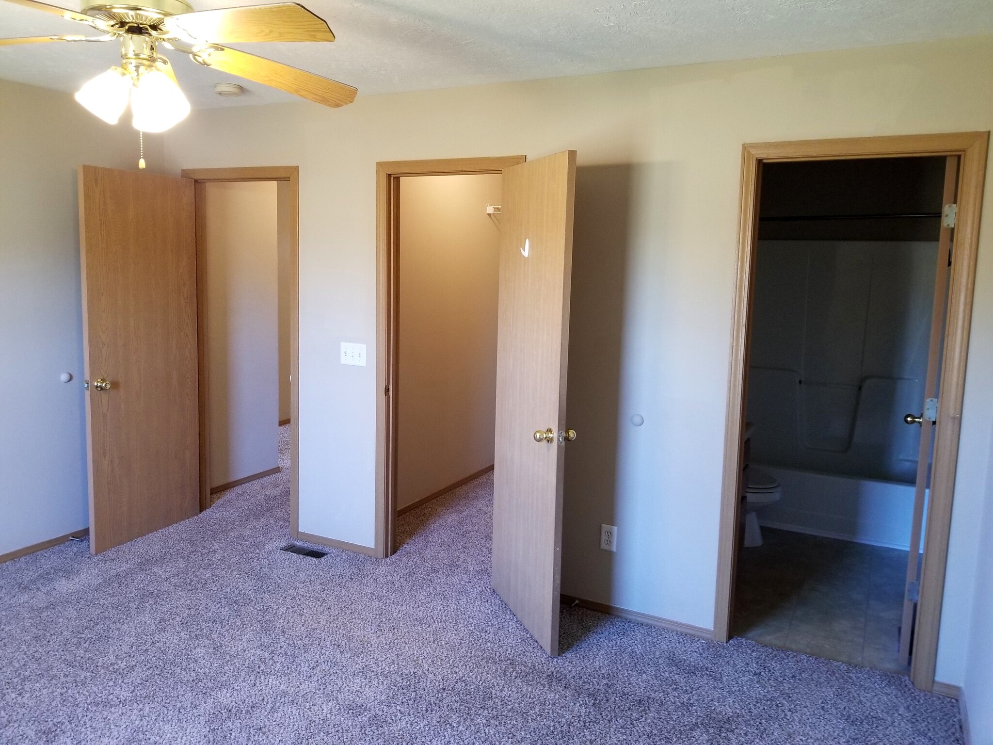 Master Bed, Closet, Bath - 819 N Pinewood Ave