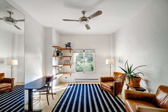 Building Photo - 109 N Sycamore Ave