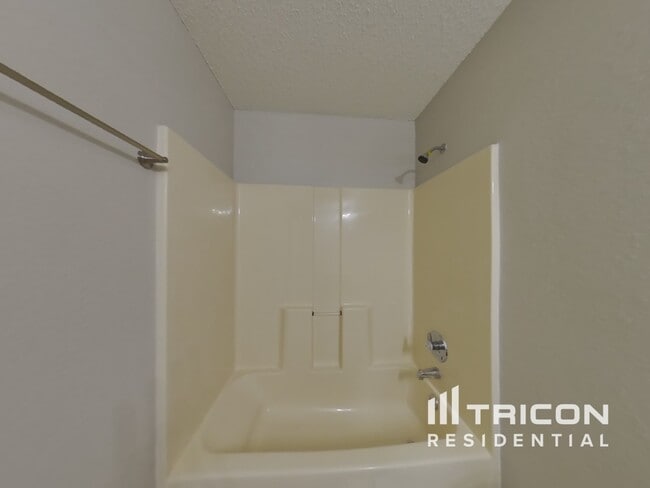 Building Photo - 1401 Thomas Dr