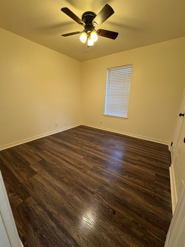 Building Photo - 5234 E Woodhaven Dr